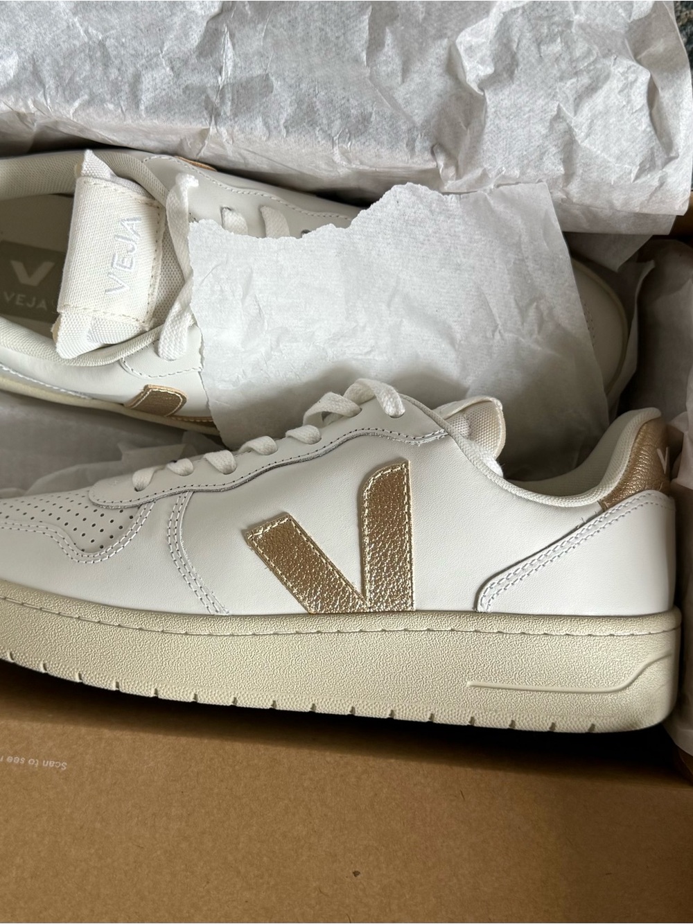 Veja V-10 Leather Sneakers in Extra White Palatine Prime Leather EU 40